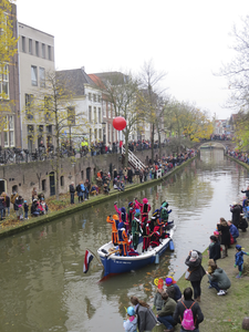 906672 Afbeelding van een 'pietenboot' op de Oudegracht ter hoogte van de Jacobibrug te Utrecht, die op weg is naar de ...